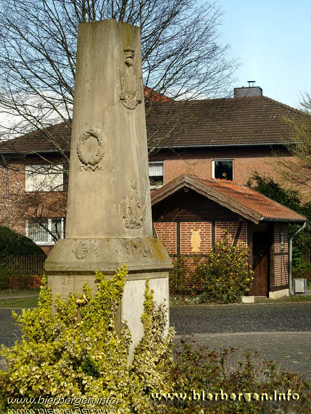 Gedenkstein auf dem Dorfplatz vor der Kirche    (aufgenommen am 06.04.2008)