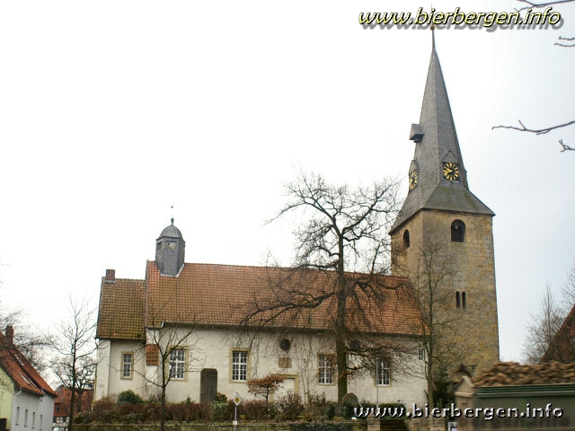 Die Bierberger Kirche - vom Dorfplatz aus betrachtet   (aufgenommen am 29.12.2007)
