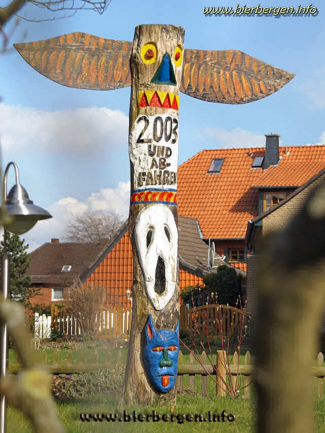 Indianischer Kult im Vorgarten      (aufgenommen am 06.04.2008)